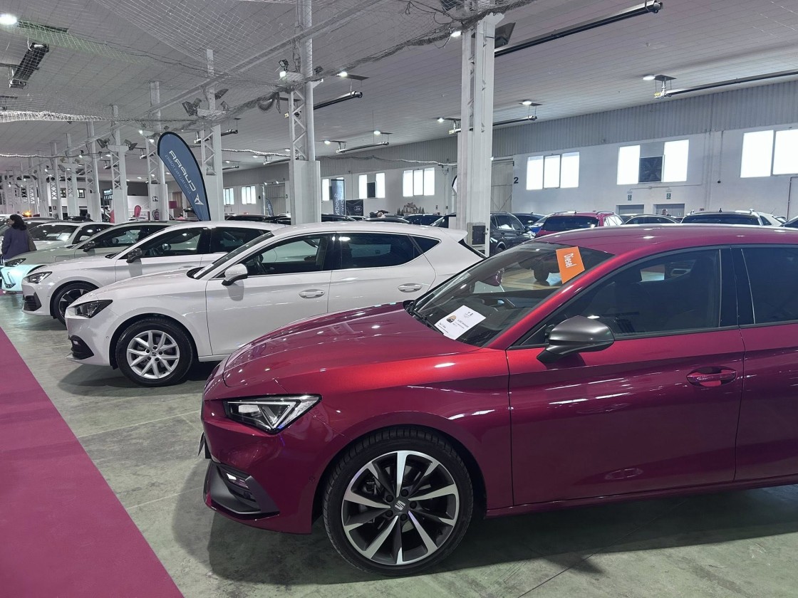 Las matriculaciones de turismos suben un 14 % en 2025, hasta las 1.490