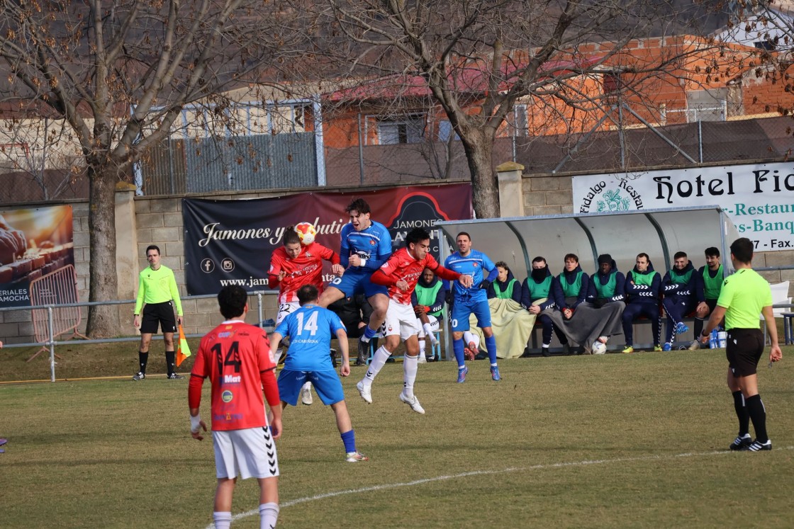 El Calamocha sigue reinando en Tercera tras ganar al Cariñena en casa (3-1)