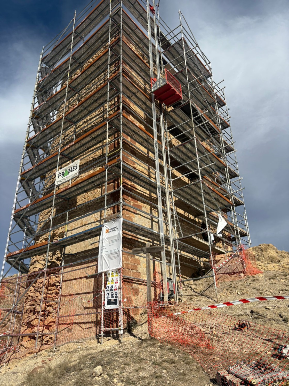 Las obras de restauración de la torre de La Hoz de la Vieja estarán concluidas en el plazo de tres meses