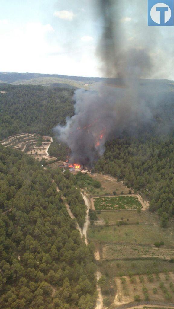 Un incendio quema 6,5 hectáreas y una casa rural en Arens de Lledó