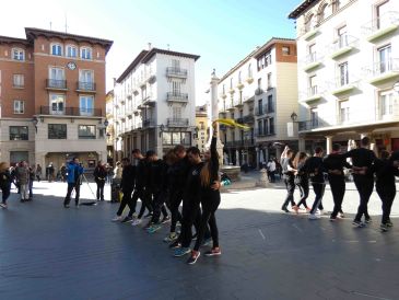 Alumnos de Magisterio enseñan en la plaza del Torico su trabajo con danzas del mundo