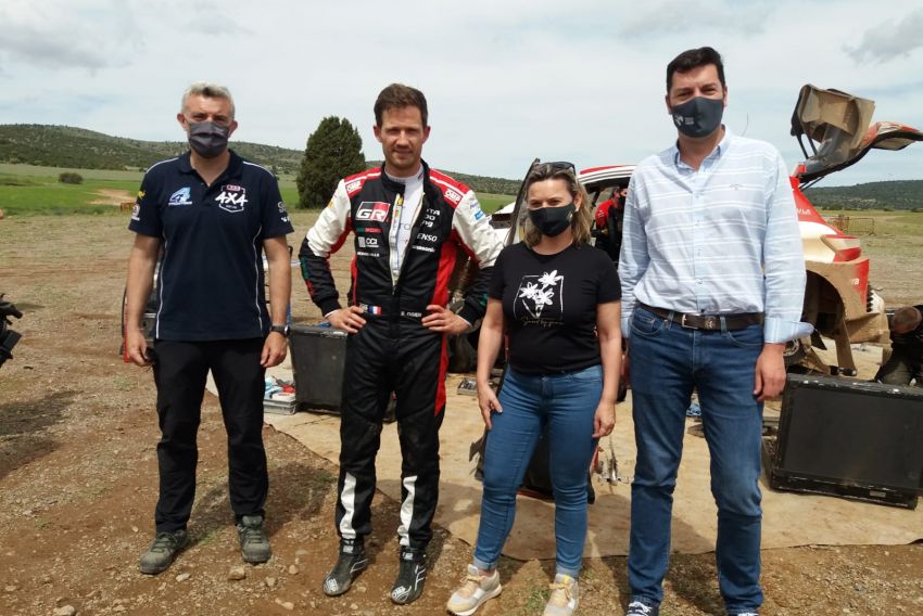 El campeón del mundo de rallys prepara su Toyota en la Masía La Pelarda