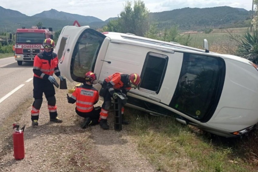 Los bomberos de la DPT excarcelan a un conductor accidentado cerca de Valderrobres