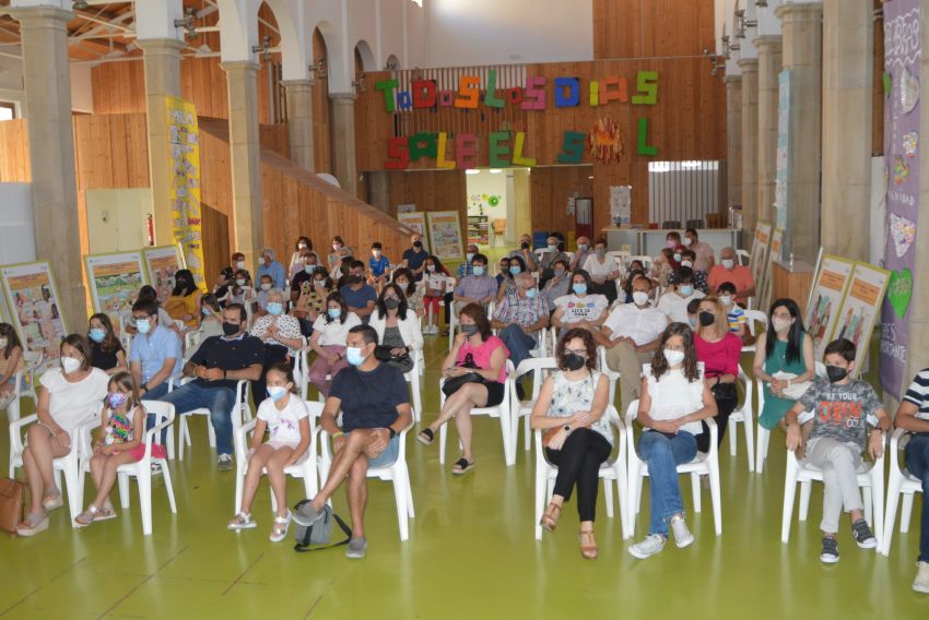 Los escolares plasman su creatividad en el certamen de cuento ilustrado de Poiesis