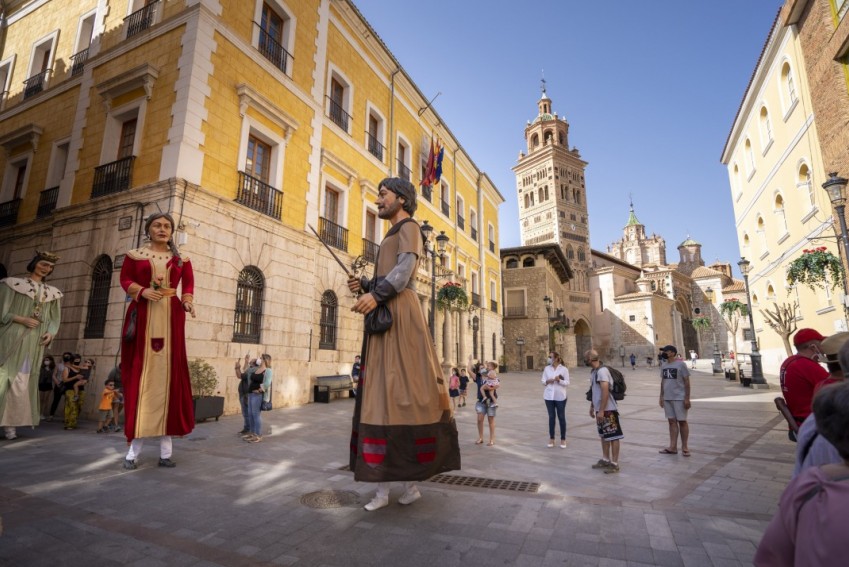 Los gigantes vuelven a las calles de Teruel para el disfrute de niños y mayores