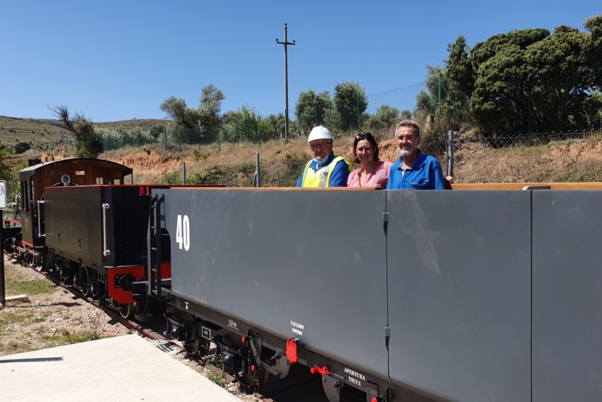 El tren del Museo Minero de Andorra rueda al completo tras recibir la réplica de una tolva