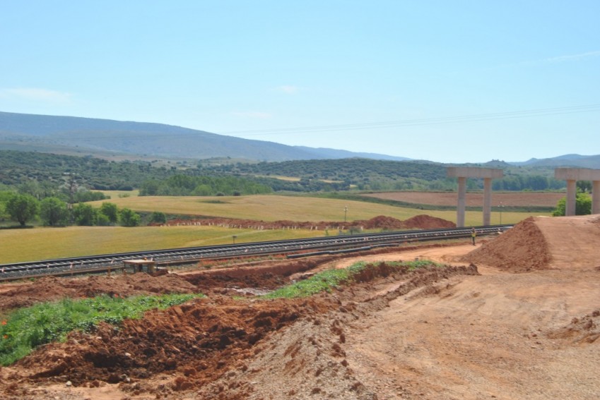 Adif construye un nuevo paso superior en Ferreruela con las obras del apartadero