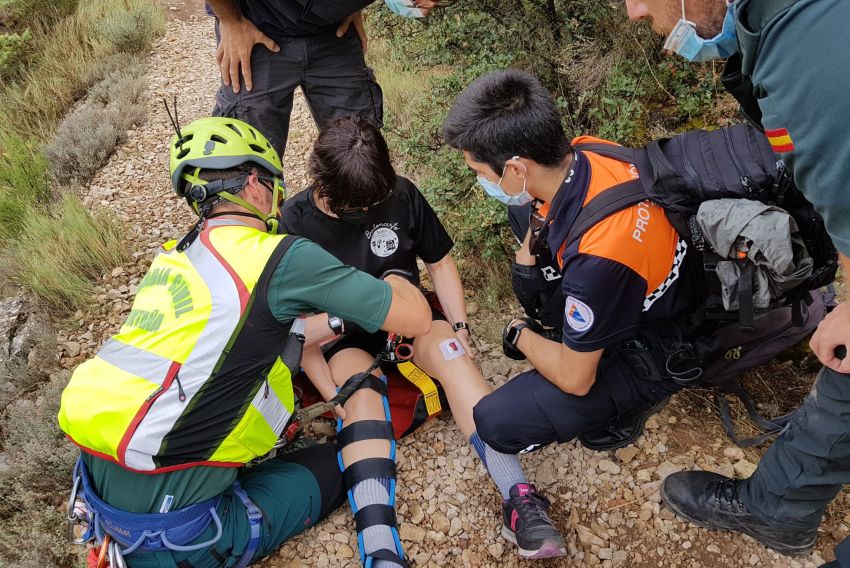 Agentes de la Guardia Civil rescatan y trasladan en helicóptero a una senderista herida en el camino del río Ebrón, en el término de Tormón