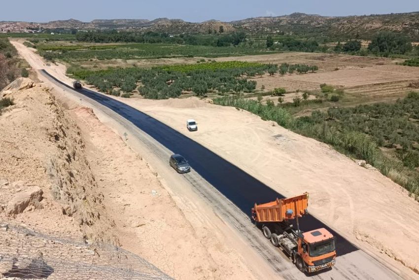 Comienzan las labores de imprimación del firme de la carretera A-1412 de Mazaleón a Maella