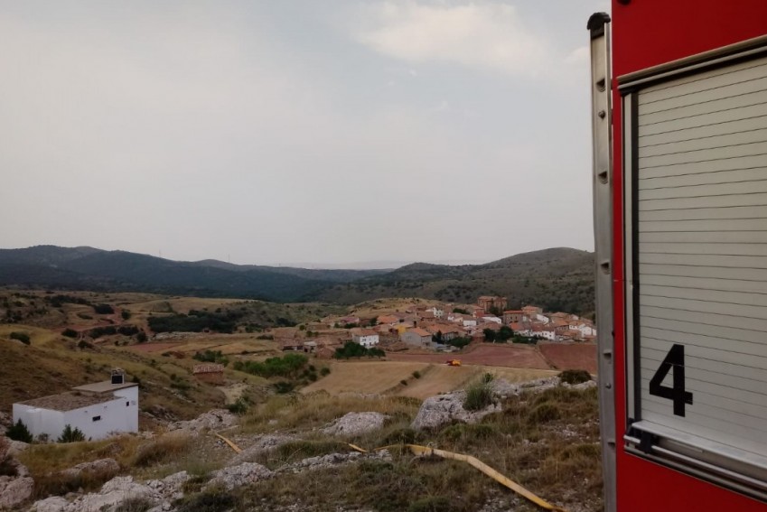 Bomberos de la DPT evacúan el cuerpo de un fallecido en un barranco de Orrios