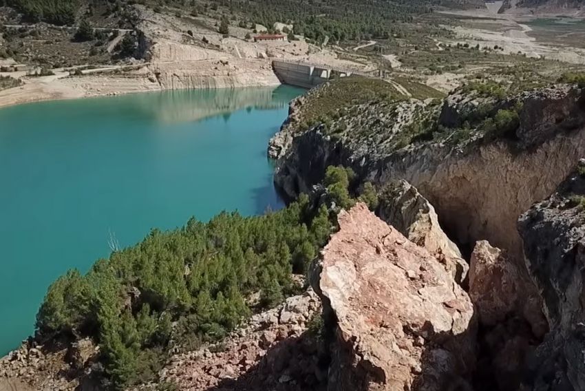 Estudian un desprendimiento junto a la presa del Puente de Santolea y suspenden el baño y las actividades acuáticas