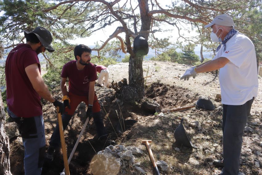 Aparecen los primeros restos humanos en las exhumaciones de una trinchera de la Guerra Civil en Griegos