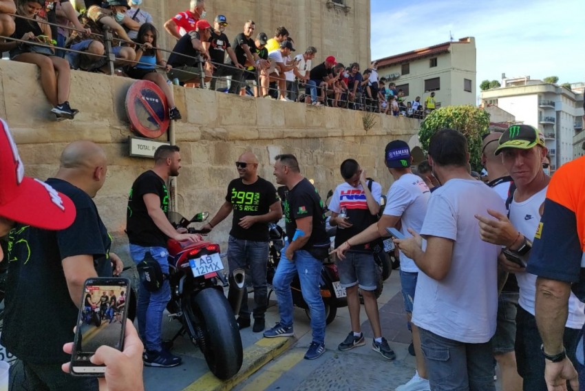 Gran Premio extraño, con gente pero sin música ni barras en las calles de Alcañiz