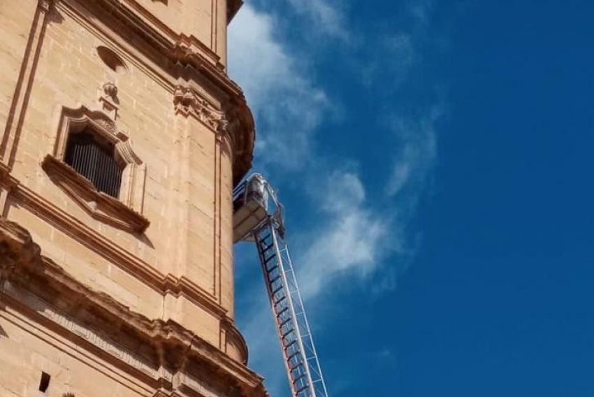 Bomberos de la Diputación retiran once nidos de cigüeña de la Iglesia Santa María La Mayor de Alcañiz