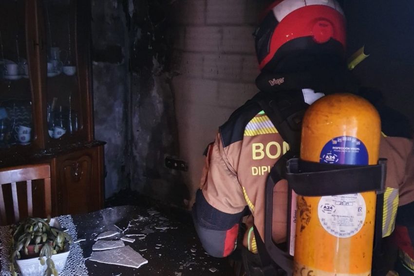 Los bomberos de la Diputación extinguen un incendio en una vivienda de Calamocha