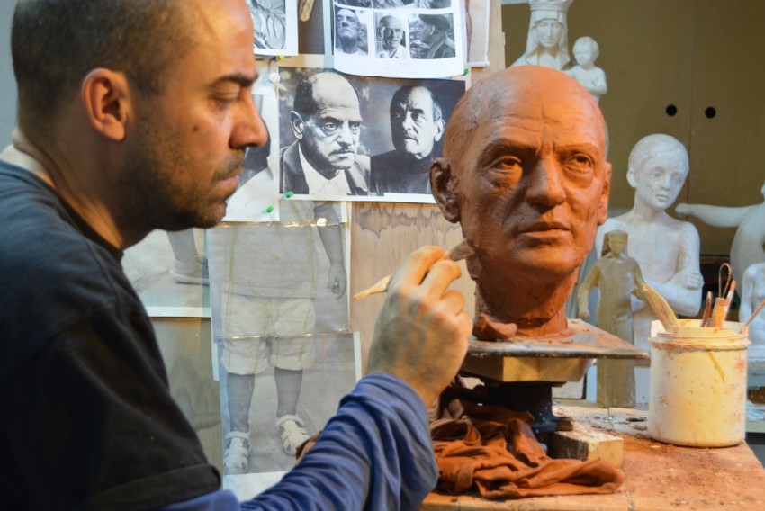 Daniel Elena, escultor: “La escultura de Buñuel  da para esconder detalles como si fuera un retablo”