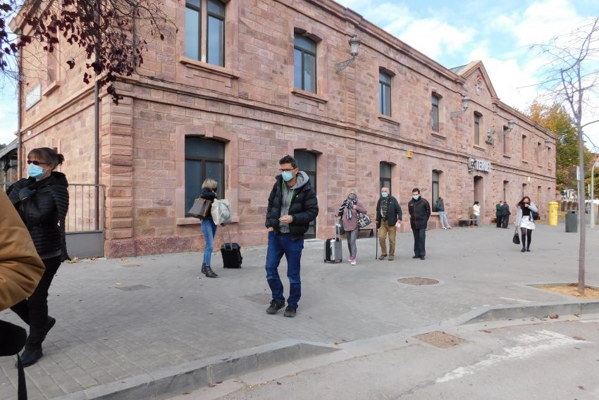 Resignación entre los usuarios del tren y quejas por los precios y el aumento de tiempos de viaje ante el corte de línea