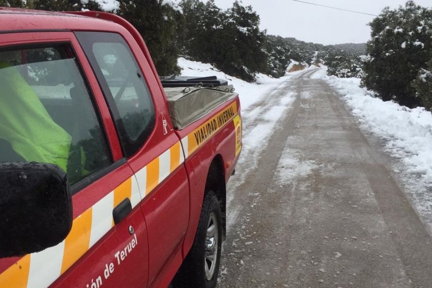 Nuevas nevadas y la presencia de placas de hielo complican la circulación esta mañana en varias zonas de la provincia