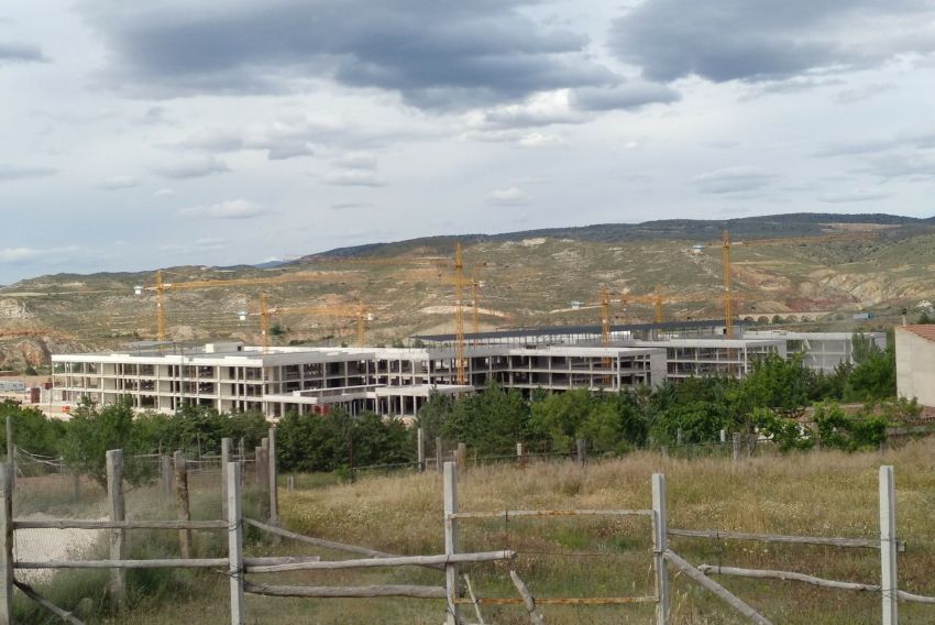 Sira Repollés anuncia en las Cortes el traslado del acelerador lineal del Servet al nuevo hospital de Teruel en septiembre de 2023