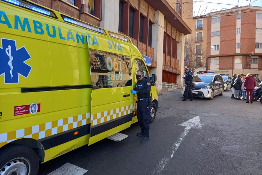 La Policía Local de Teruel atiende a un hombre de 71 años que estaba sufriendo un infarto en la calle