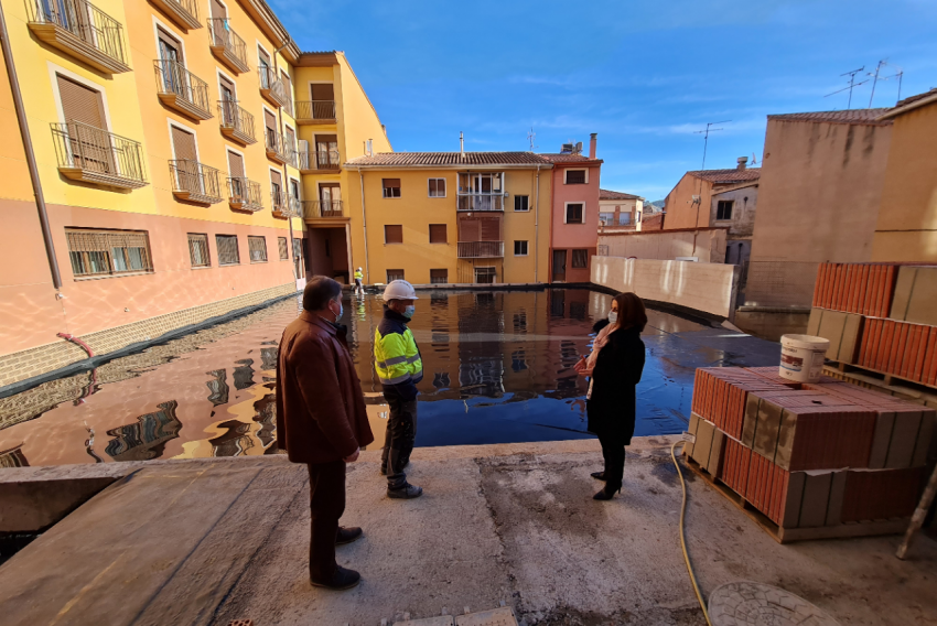 Avanzan las obras del Callejón del Santo Cristo en el barrio del Arrabal con la prueba de estanqueidad en la plaza