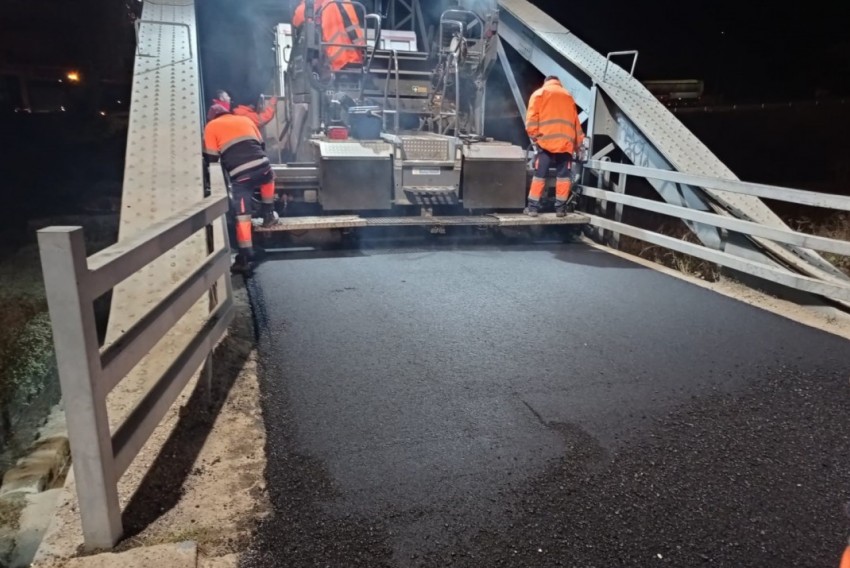 Concluye el asfaltado del firme del puente  de hierro de Valderrobres