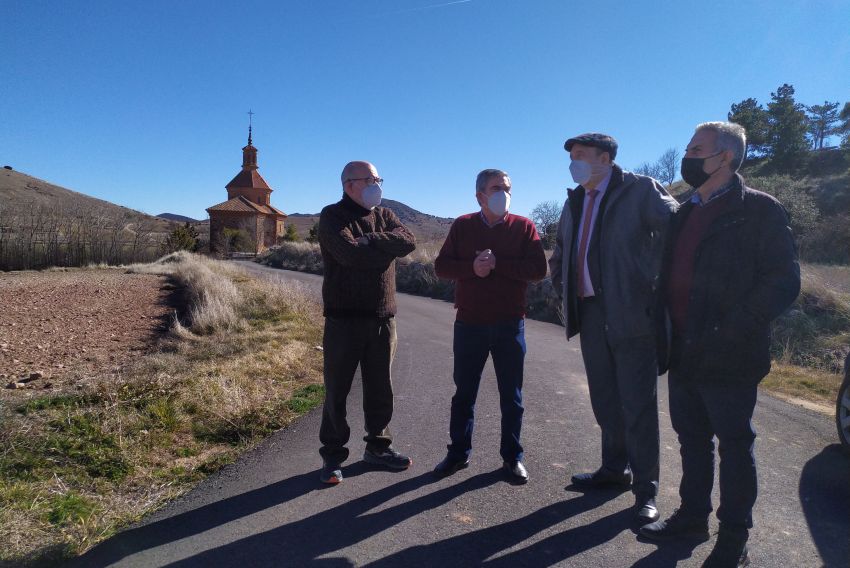 El Ayuntamiento de Tornos asfalta el acceso a la ermita y mejora el entorno de La Serna con fondos del POS