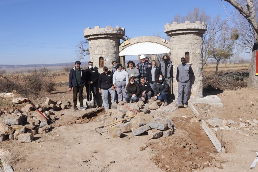 El taller de empleo de Villarquemado recrea las casas de los cuentos tradicionales en el Parque de los Caballos