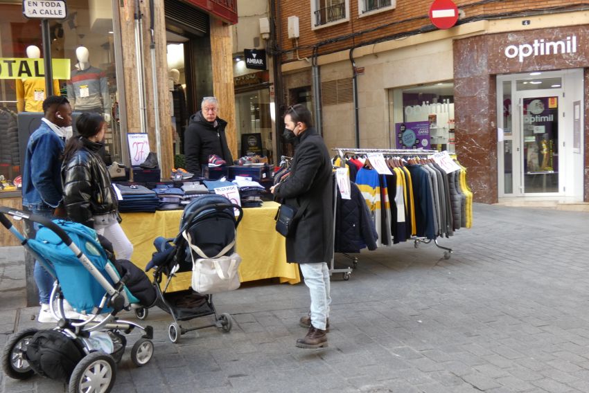 El mal tiempo condiciona la actividad comercial de la Feria de Stocks en Teruel