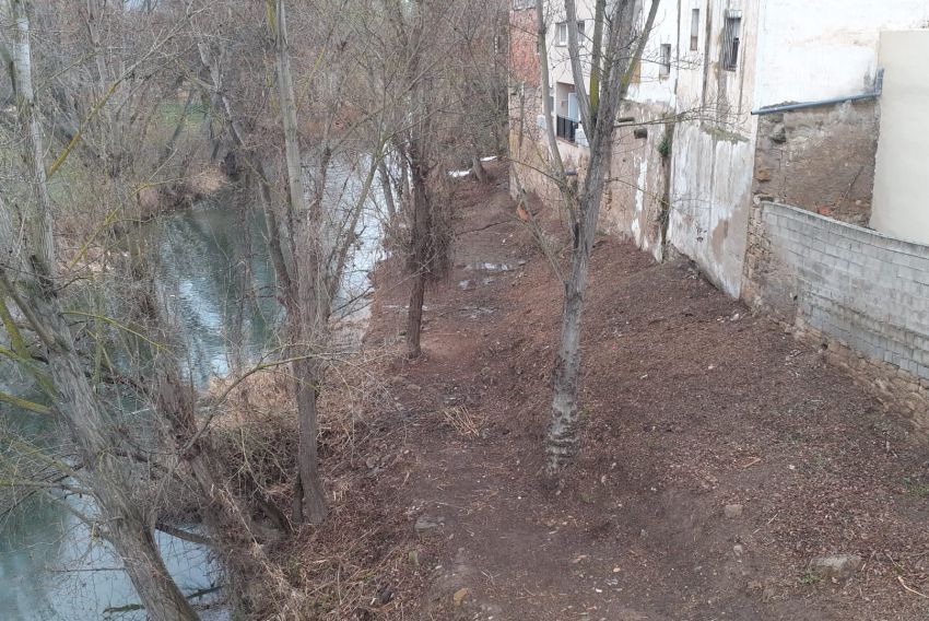 Concluyen las labores  de desbroce en la ribera  del río Guadalope en Alcañiz