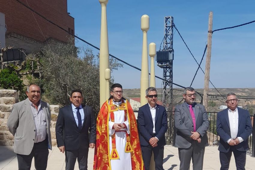 Samper estrena escultura en homenaje  a un sentimiento intergeneracional