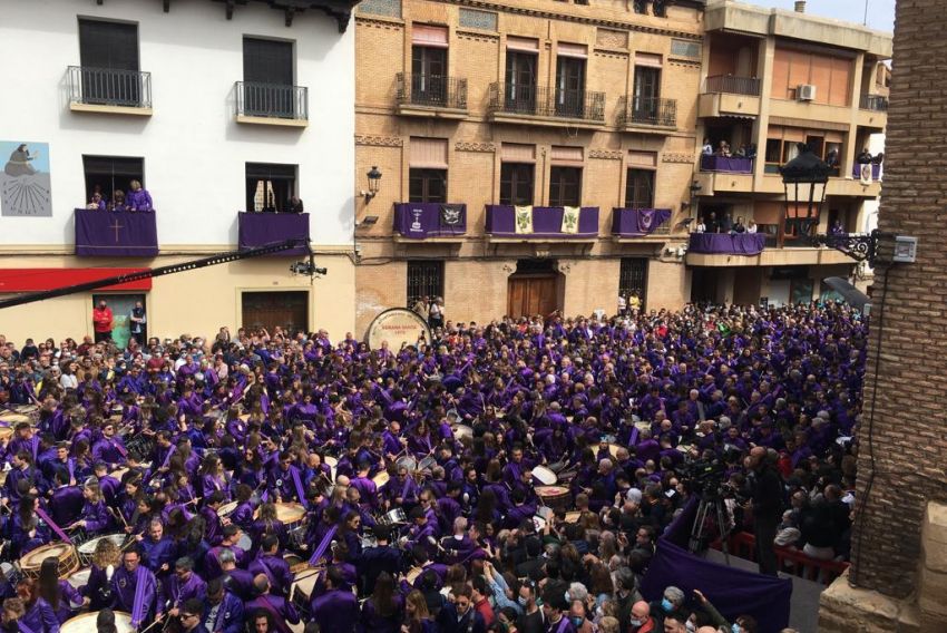 Lara Dibildos rompe la hora en Calanda con la imagen de Buñuel presidiendo la plaza