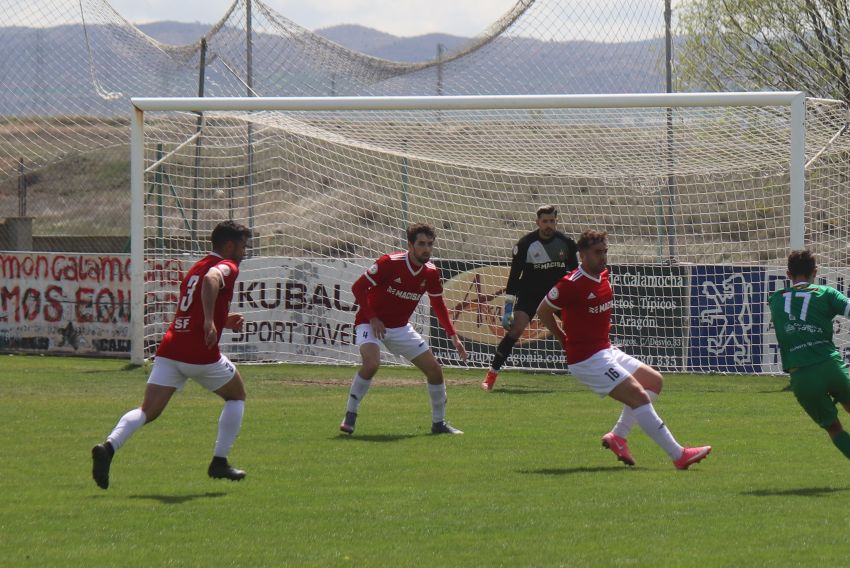 Al Calamocha se le escapan las opciones de permanencia tras caer derrotado ante el Binéfar (2-0)