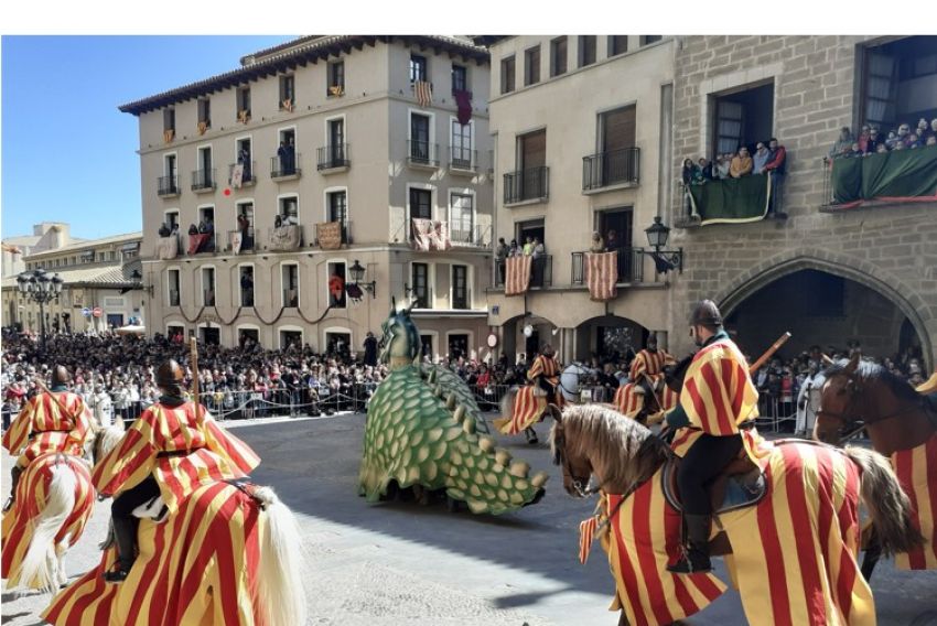 Alcañiz abarrota de nuevo la plaza España para recuperar la batalla de San Jorge contra el Dragón en el Vencimiento