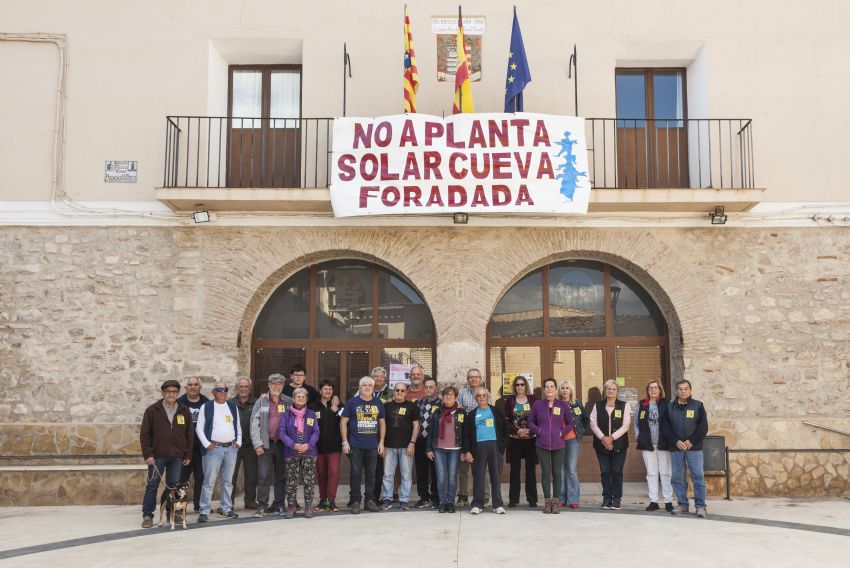 Alcaine recoge firmas contra la instalación de placas flotantes en el embalse de Cueva Foradada