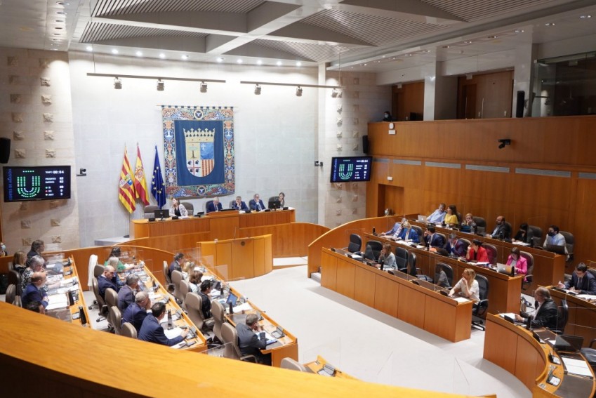 Las Cortes rechazan la instalación de plantas fotovoltaicas en los embalses de Aragón