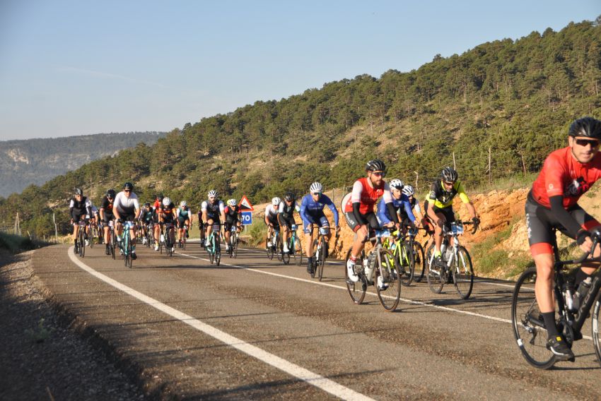 Vicente Marco, primero bajo el arco de meta en Valdelinares en la XXVI Cicloturista Sierra de Gúdar