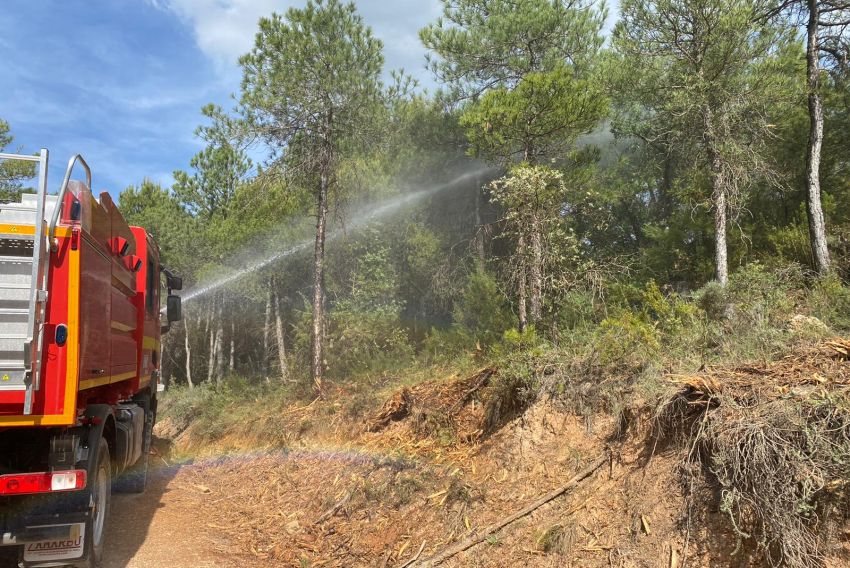 La Unidad Militar de Emergencias simula una intervención en un incendio forestal en Fuentespalda