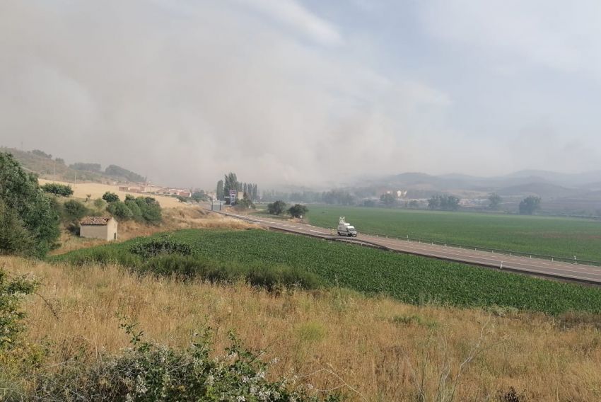 Cortada la N-234 entre Burbáguena y Báguena por la intensa humareda que desprende el incendio de Castejón, que ha quemado entre 800 y mil hectáreas