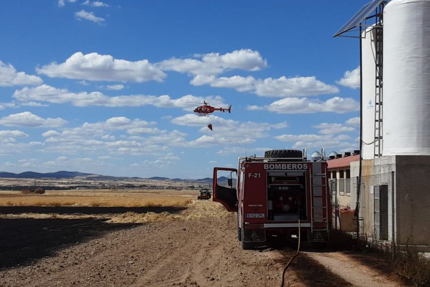 Sofocado un incendio que amenazaba a una explotación de porcino entre El Poyo del Cid y Fuentesclaras