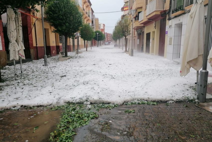 Una intensa tormenta de granizo daña farolas y lunas de vehículos en Andorra