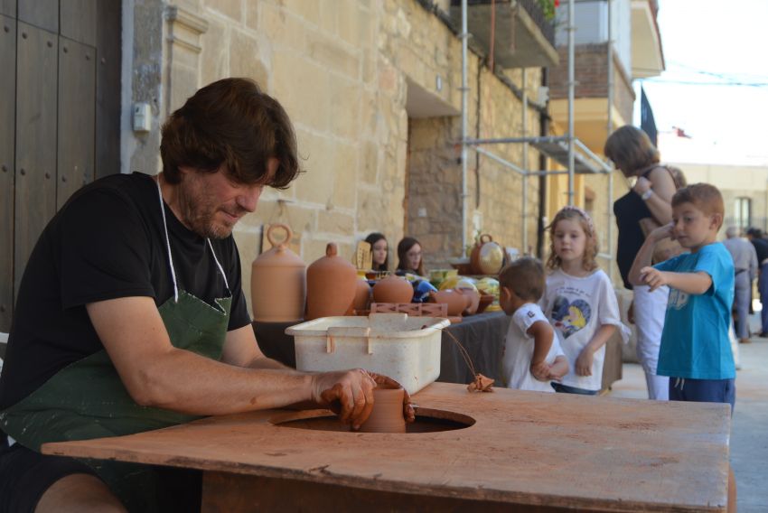 La Feria de la Cerámica de Torre del Compte debuta con éxito de artesanos y público