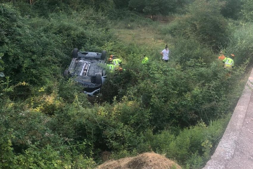 Dos heridos leves tras volcar su vehículo en Mas de la Cabrera