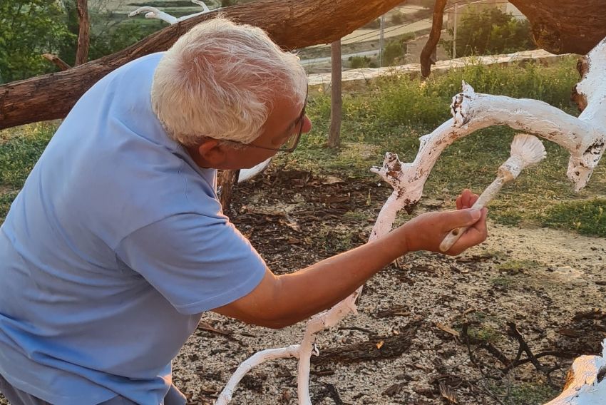 Los vecinos de Tronchón se involucran con el proyecto Artech creando una pieza cerámica