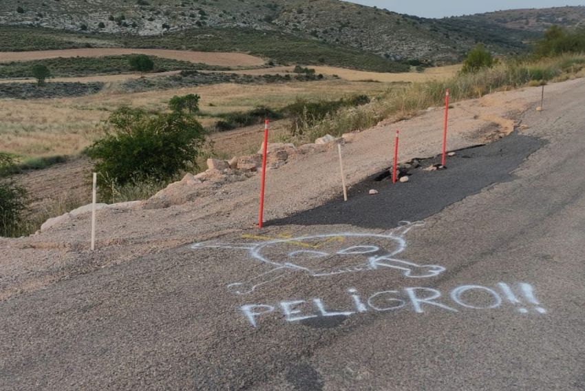 Quejas en forma de pintadas en la pista de Castellote a Molinos por los baches del firme