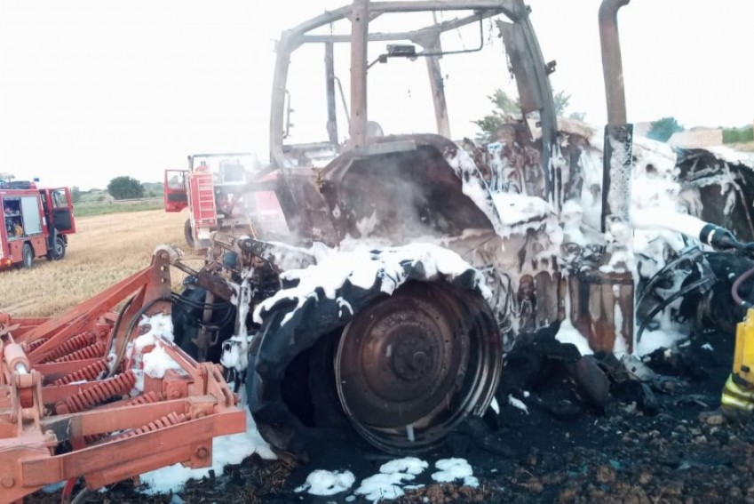 Bomberos de la DPT y forestales de Medio Ambiente extinguen el incendio de un tractor en Híjar y evitan la extensión del fuego