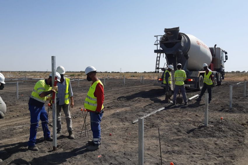 Endesa está empleando a más de 400 trabajadores en el desmantelamiento de la térmica y la construcción de su primer parque solar en Andorra