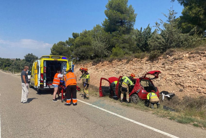 Herida de gravedad la conductora de un vehículo que se sale de la vía en la N-211, en el término de La Mata de los Olmos