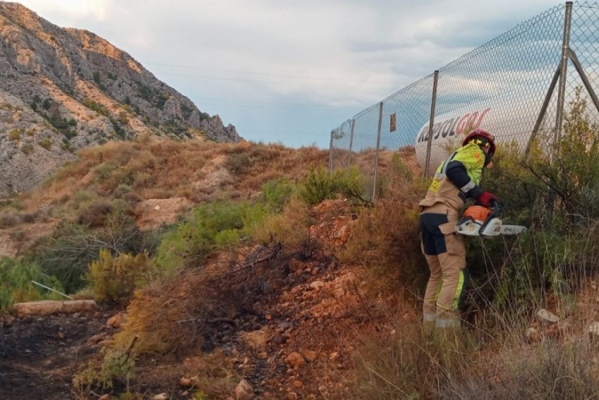 Bomberos de la Diputación de Teruel extinguen un incendio que amenazaba un depósito de gas en Castellote