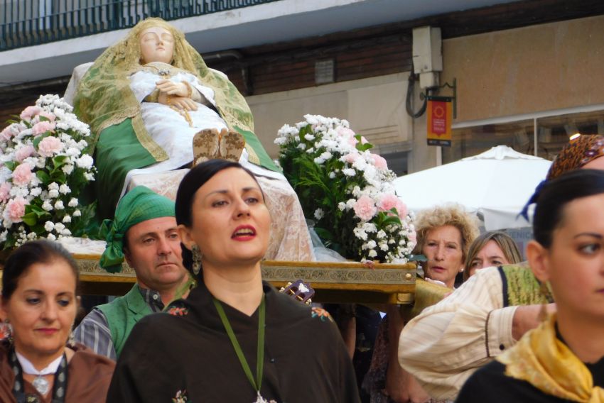 La Virgen de la Cama se reencuentra con la calle y estrena recorrido y manto